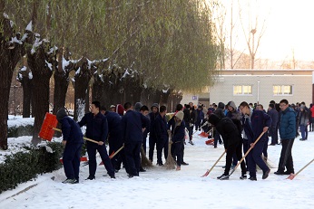 瑞雪后阳光下的除雪少年